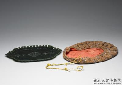 图片[2]-Jade plate with floral rim. India-China Archive